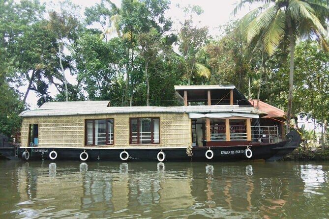 Aleppey Backwater Tour with Kerala Traditional Lunch - The onboard lunch on a banana leaf: value beyond the cruise