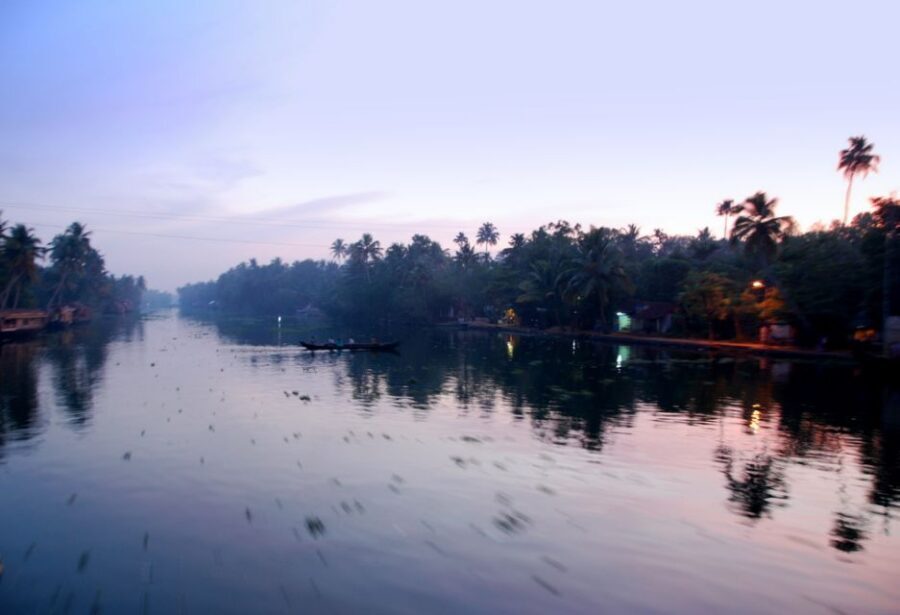Backwaters of Alapuzha from Cochin port - Boarding your house-boat on Vembanad Lake