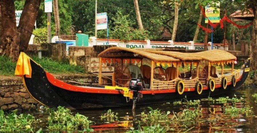 Cochin : Alleppey/Alappuzha Backwater Canoe (Shikara) Cruise - Optional guide vs boatman-only: when the extra cost makes sense