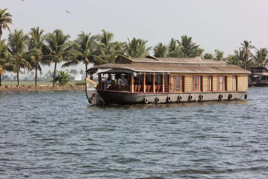 From Cochin: Fort Kochi Day Tour with Dutch Palace - St. Francis Church: old European roots and a dramatic Vasco da Gama link
