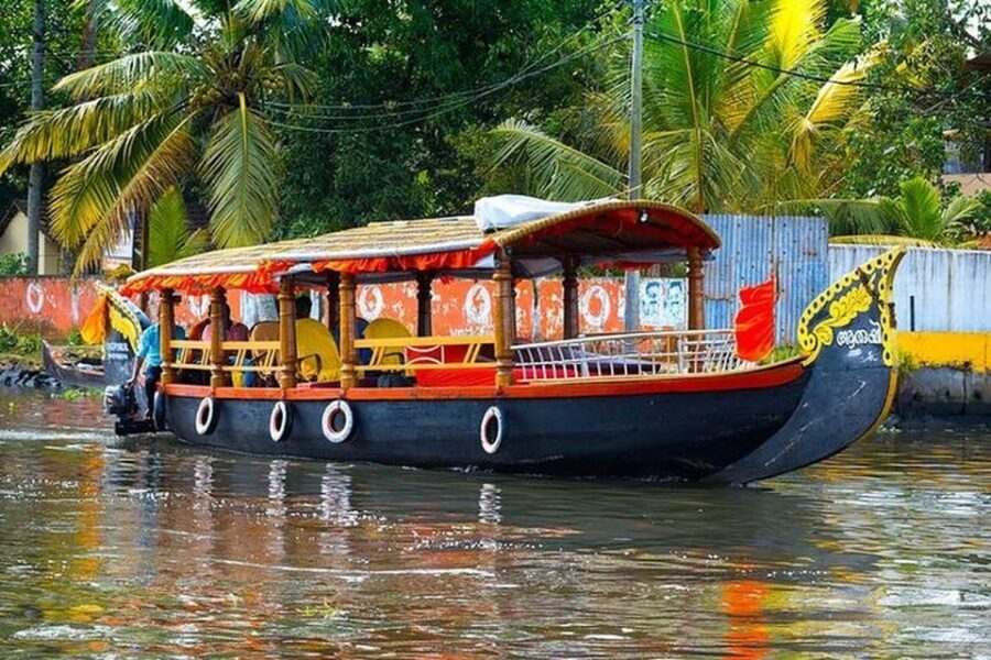 From Cochin Port: Backwater Cruise and Chinese Nets - Shikara or houseboat: what the backwaters feel like in real time