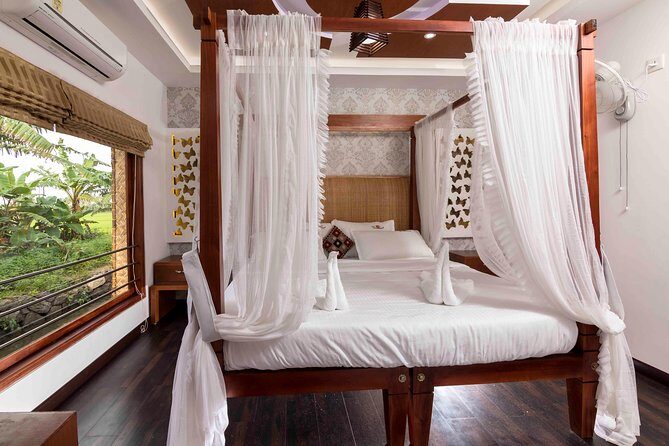 Private 3 Bedroom Luxury Houseboat Trip in Alleppy Backwaters - A 21-hour luxury houseboat on the Alleppey backwaters that feels truly yours