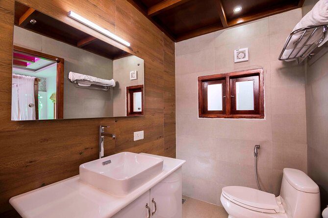 Private 3 Bedroom Luxury Houseboat Trip in Alleppy Backwaters - How the itinerary plays out: basilica first, then Vembanadu Lake