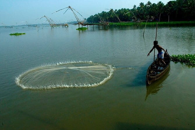 Private Houseboat Backwater Day Cruise tour with Lunch from Cochin - Private pickup from Kochi to the backwaters, without the hassle
