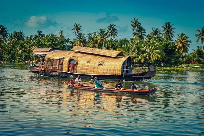 Private Houseboat Backwater Day Cruise tour with Lunch from Cochin - The drive to Alleppey or Kumarakom: long, but useful time
