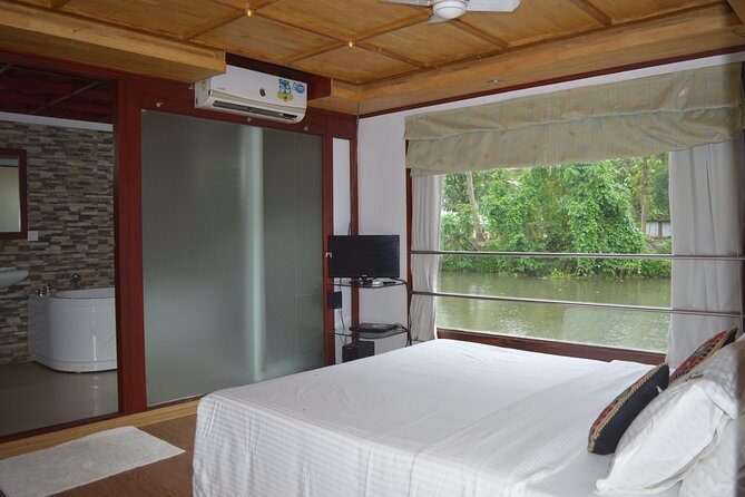 Private luxury Houseboat trip at Alleppy Backwaters. - Entering Alleppey from the water: why this works
